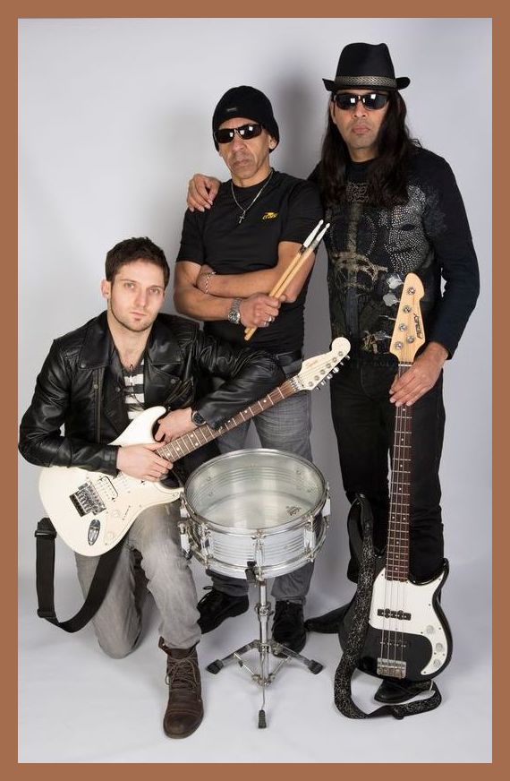 Peru El Salvador Argentina Martin Krauel Vladimir Cativo Dennis Solano Rock in Spanish Piloto Cinco Latino music rockero Inglaterra espectaculo show gig concert singer bass guitar drums